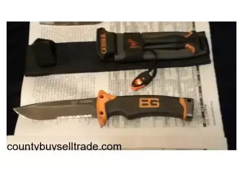 Gerber utility knife with case.