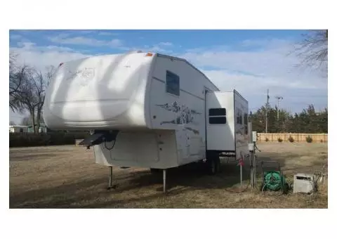 2005 Forest River Wildcat 5th Wheel